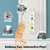 Interaktives Spielzeug für Katzen mit automatischem Bewegungsstart, hängt an einer Tür, neben einer orangefarbenen Hauskatze.