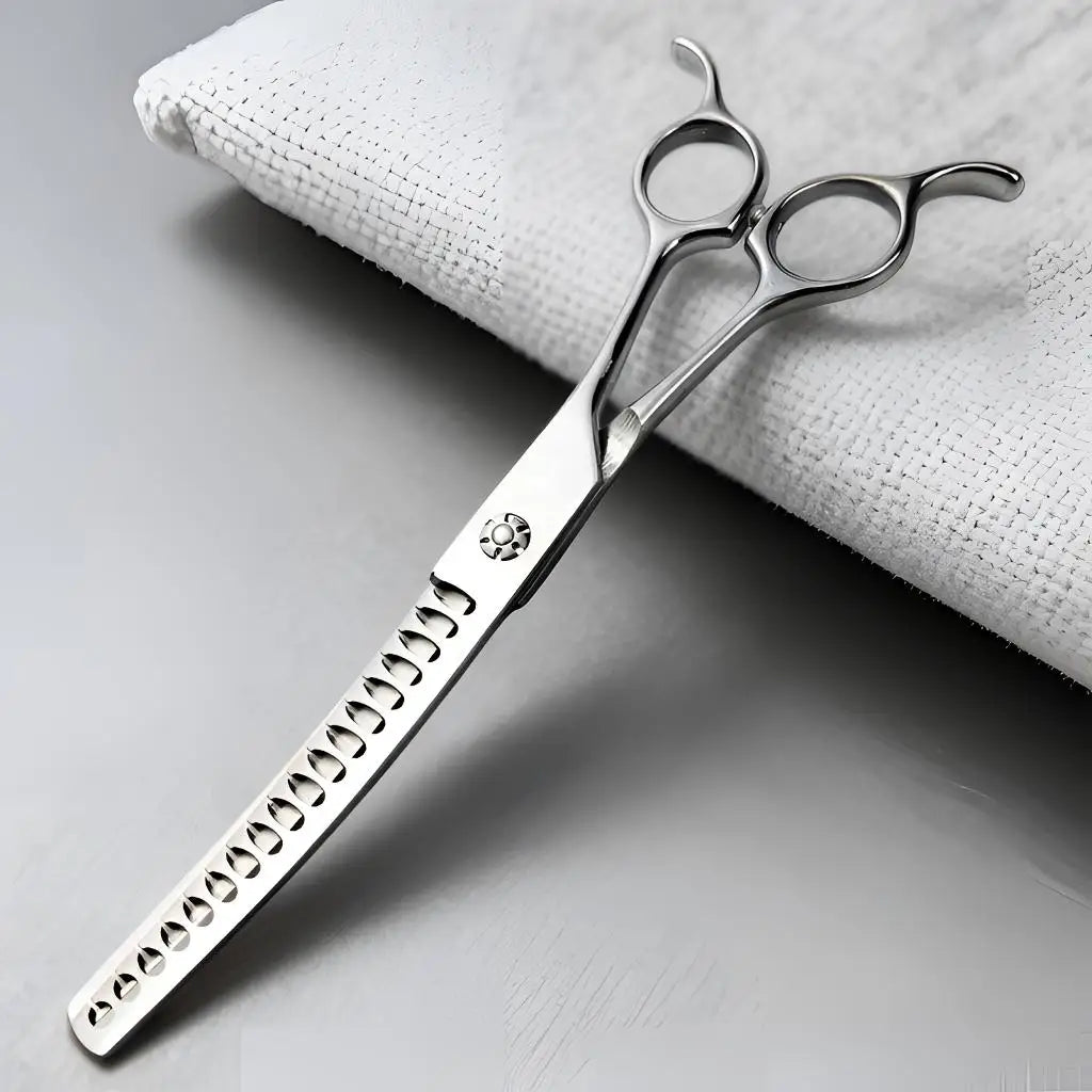 Silberne, professionelle, gebogene Haarschere für Tierpflege auf weißem Tuch.