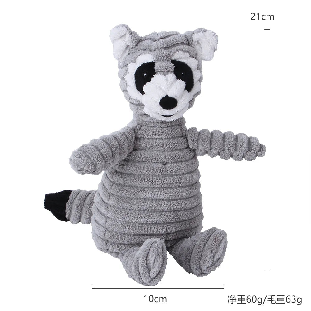 Juguete de peluche rayado en gris y negro que parece un mapache o oso, usado como juguete para masticar colmillos.