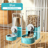 Bol de nourriture automatique bleu avec système de distribution dans une cage en fil de fer.