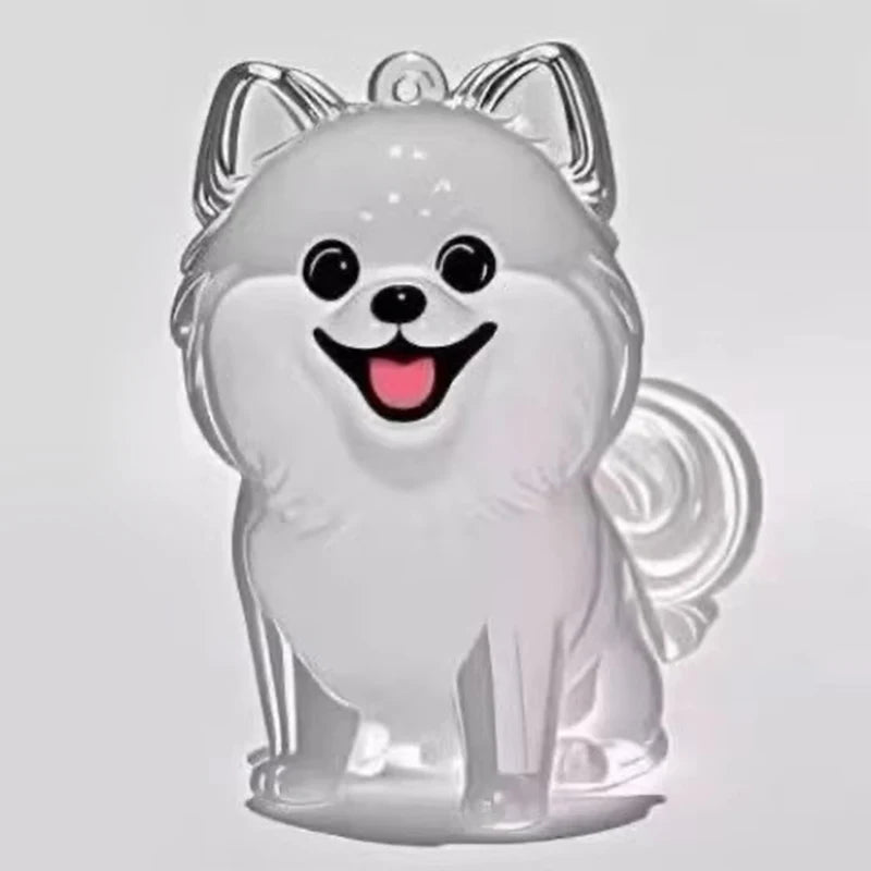 Klares Acryl-Anhänger in Form eines weißen Hundewelpen mit großen Augen und offenem Maul.