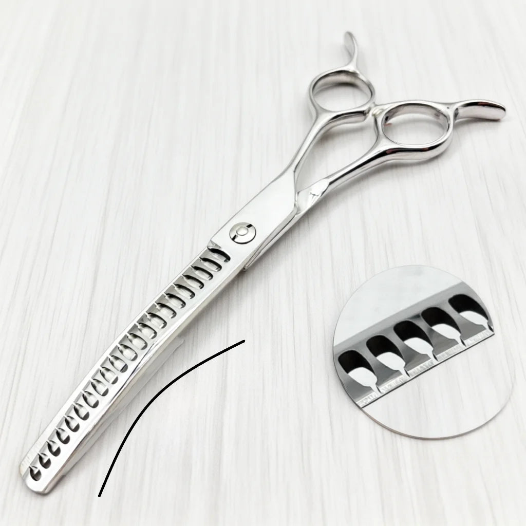 Ein Paar professionelle gebogene Haarscheren mit silbernen Klingen auf einer weißen Holzoberfläche.