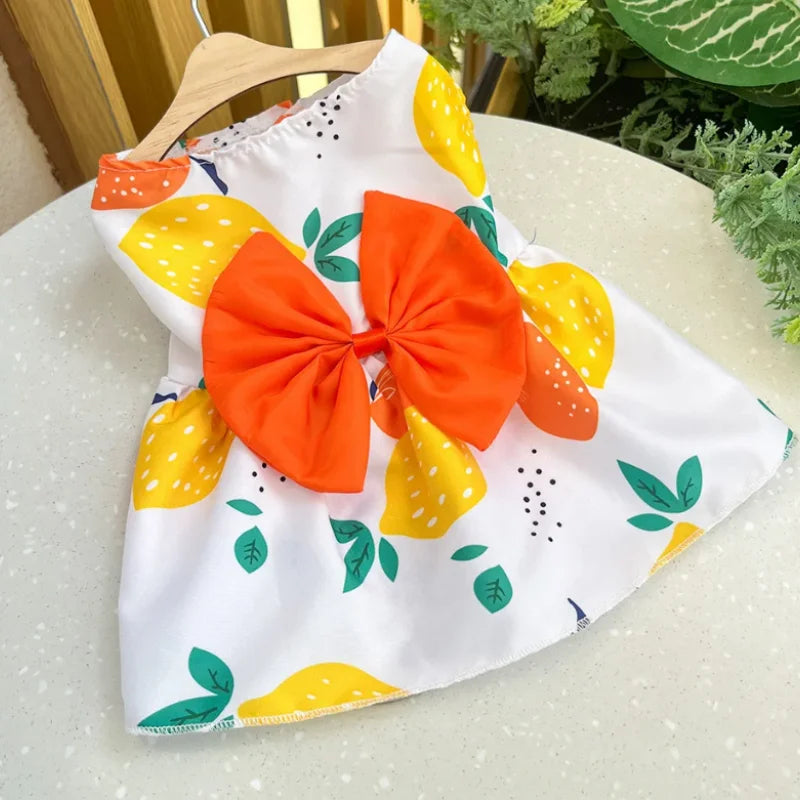 Weißes Hundekleid mit orange-gelben Blumenakzenten und einer großen orangen Schleife