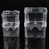 Bocal d'isolement en plastique transparent pour frayères de guppies, vue de côté.