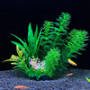 Plantes décoratives aquatiques artificielles avec feuillage vert et fleurs roses sur fond sombre.