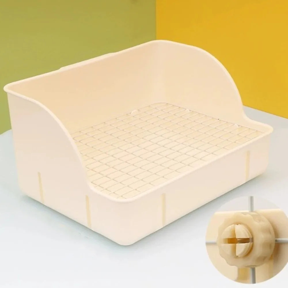 Caja de arena rejilla beige desmontable para pequeños mamíferos mostrada sobre una superficie blanca.