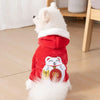 Juguete de peluche blanco con traje rojo y diseño de cara de gato.