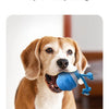 Ein glücklicher Hund spielt mit einem blauen interaktiven Rollspielzeug und Seil.