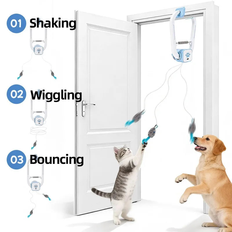 Ein Hund und eine Katze interagieren mit einem automatischen, ausziehbaren Spielzeug, das Schüttel-, Wiggel- und Springbewegu
