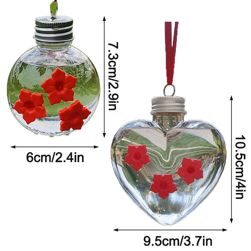 Un abreuvement en forme de cœur en verre clair avec des fleurs rouges, suspendu par un capuchon et une ficelle argentés.