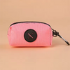 Pochette en tissu rose avec un motif croix noire circulaire et clip en mousqueton métallique