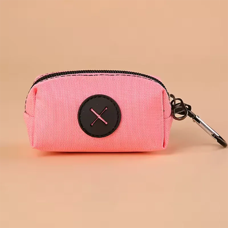 Pochette en tissu rose avec un motif croix noire circulaire et clip en mousqueton métallique