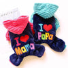 Un ensemble de costumes pour chiens en polaire violet et bleu avec du texte brodé comme 'I love Papa' et 'I love Mama'