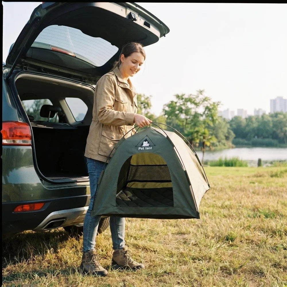 Eine Frau öffnet die Motorhaube eines Autos und hält eine grüne portable Katzenhütte draußen.