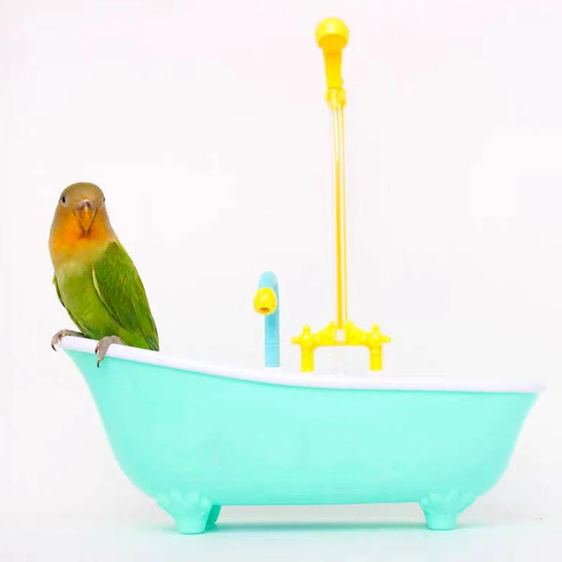 Helles gelbes automatisches Vogelbad-Dusche für Sittiche mit einem grünen Vogel in der türkisblauen Schale.