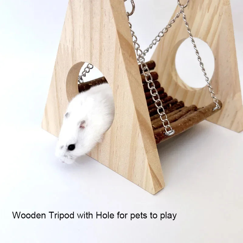Trípode de madera con agujero para mascotas, una cadena y un pequeño hámster blanco.
