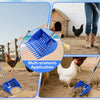 Une personne utilise un outil polyvalent (pelle et râteau en acier inoxydable) pour nettoyer les déjections d'animaux.