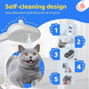 Un gato gris mira un cepillo de aseo para mascotas autolimpiante diseñado para facilitar la defecación.