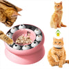 Pinkes interaktives Slow-Feeder-Katzenpuzzle-Schale mit Trockenfutter und einer Katze in der Nähe.