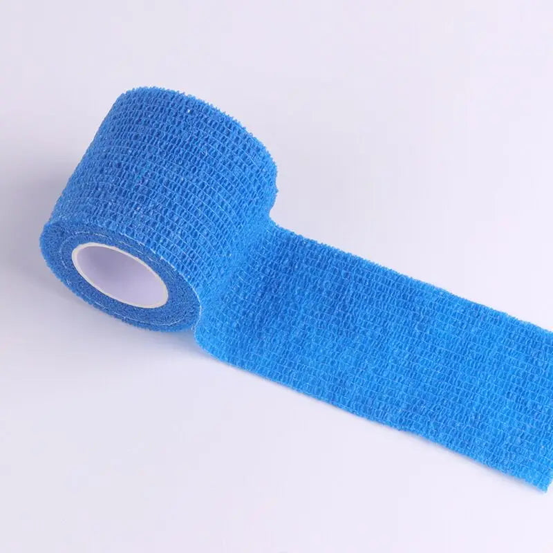 Un rollo de vendas adhesivas azules brillantes para tatuajes para mascotas.