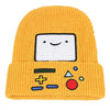 Gelbe Strickmütze mit gesticktem Cartoon-Gesicht und mathematischen Symbolen.