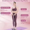 Une femme démontre un petit outil d'exercice sur ses jambes, vêtue de vêtements de sport violets.