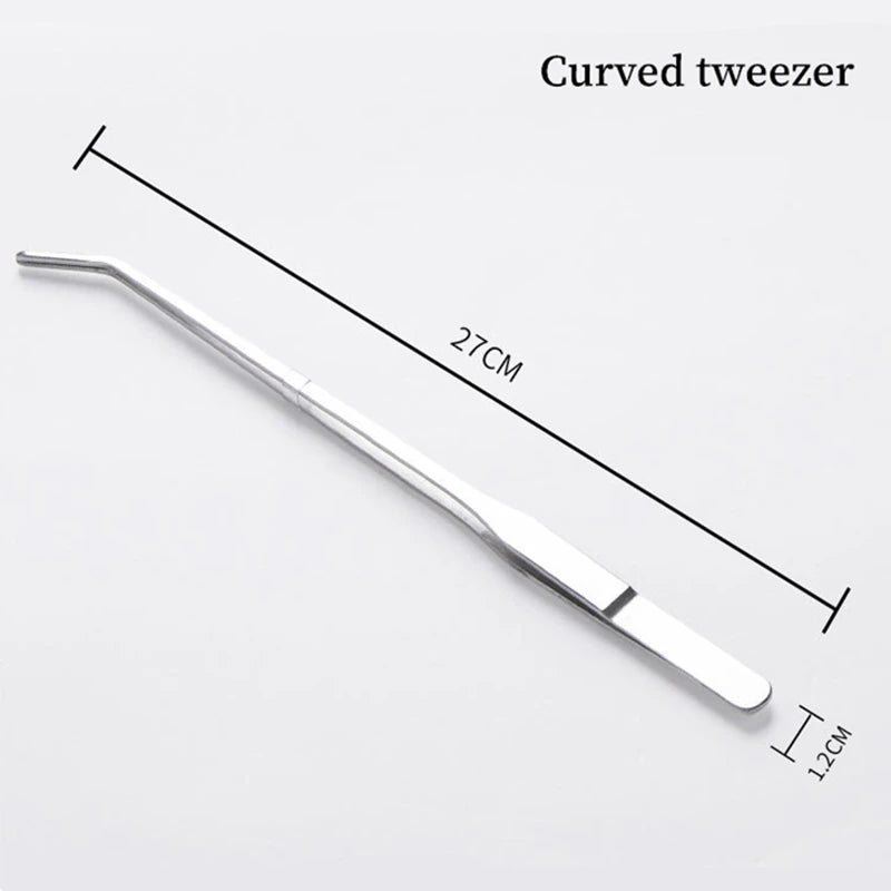 Pinza curva de acero inoxidable con 27 cm de largo y una punta de 1.2 cm.