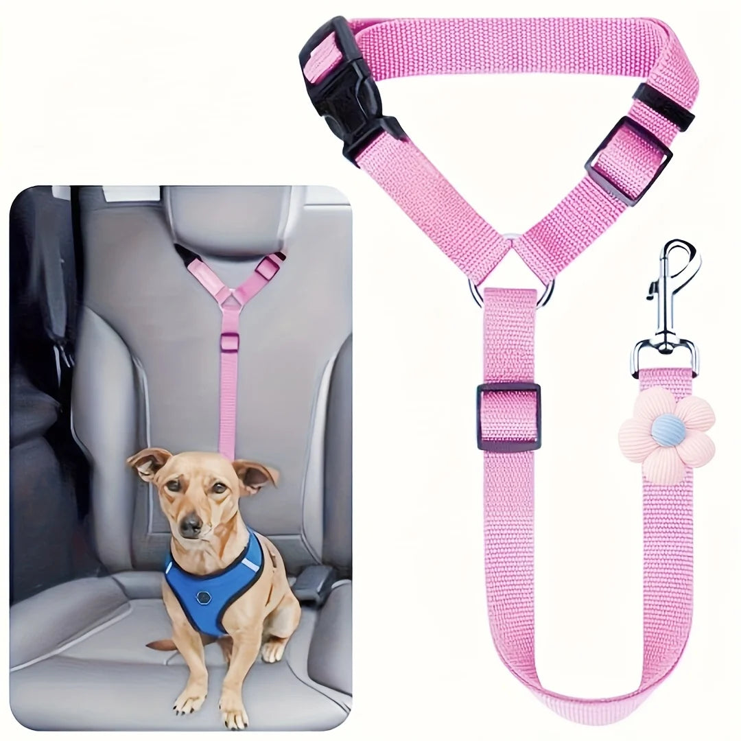 Harnais de sécurité rose et noir pour voiture pour chiens, à côté d'un chien dans un siège auto.
