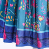 Fließendes Türkis- und Violettprinzessendress mit bunten Blumenmustern und rosa Akzenten.