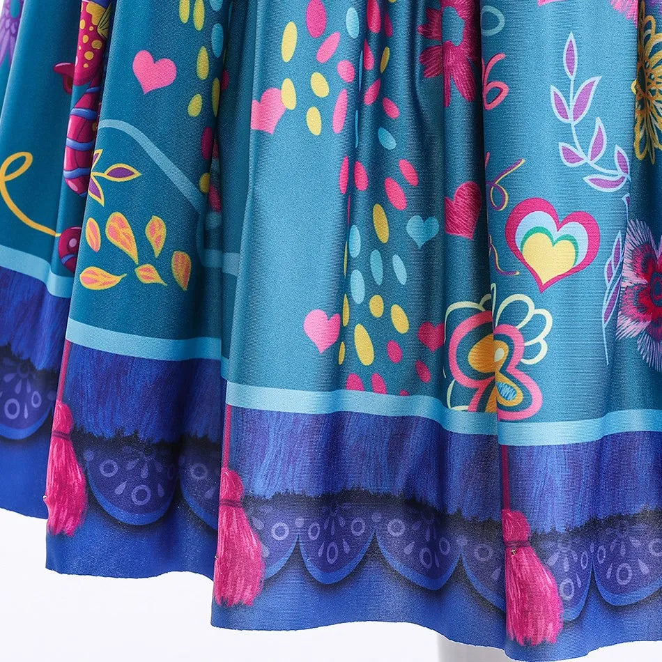 Fließendes Türkis- und Violettprinzessendress mit bunten Blumenmustern und rosa Akzenten.
