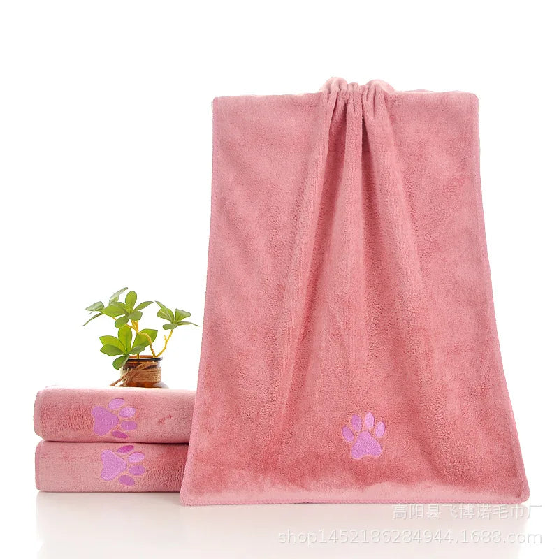 Serviette de bain ultra-absorbante rose pour chiens et chats, présentée sur une surface blanche.
