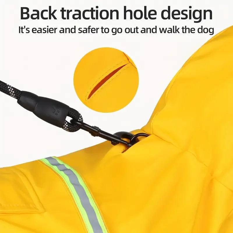 Impermeable amarillo para mascota mostrando un detalle de orificio de tracción en la tela.