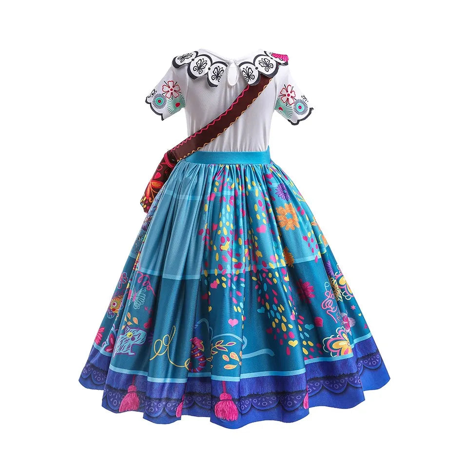 Kleid mit weißem Oberteil, blauem Blumenrock und braver Schärpe mit Verzierungen.