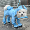 Un imperméable de traction bleu clair pour petit chien, vue de corps entier.