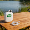Weiße portable Luftpumpe mit der Aufschrift AIR PUMP für Aquarium und Fischtank, auf einem Holztablett in der Nähe von Wasser