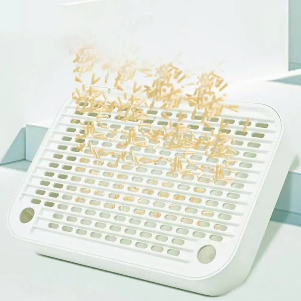 Weiße abnehmbare wasserdichte Streubox mit kleinen, hellen Streumaterialien darüber.