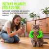 Eine Frau lächelt und benutzt ein Smartphone, während eine tabbykatze in einem leuchtend grünen Muskelkostüm ist.
