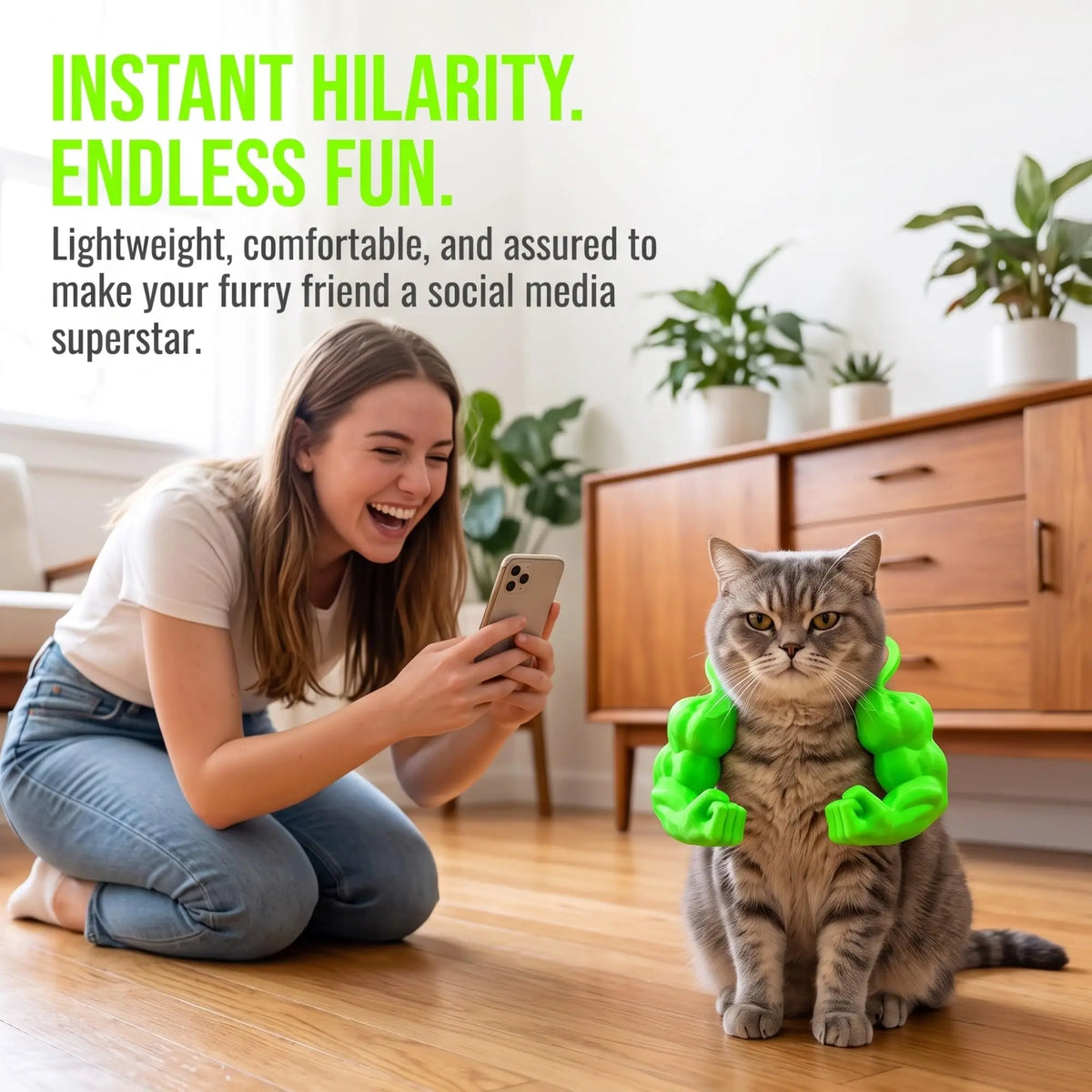 Eine Frau lächelt und benutzt ein Smartphone, während eine tabbykatze in einem leuchtend grünen Muskelkostüm ist.