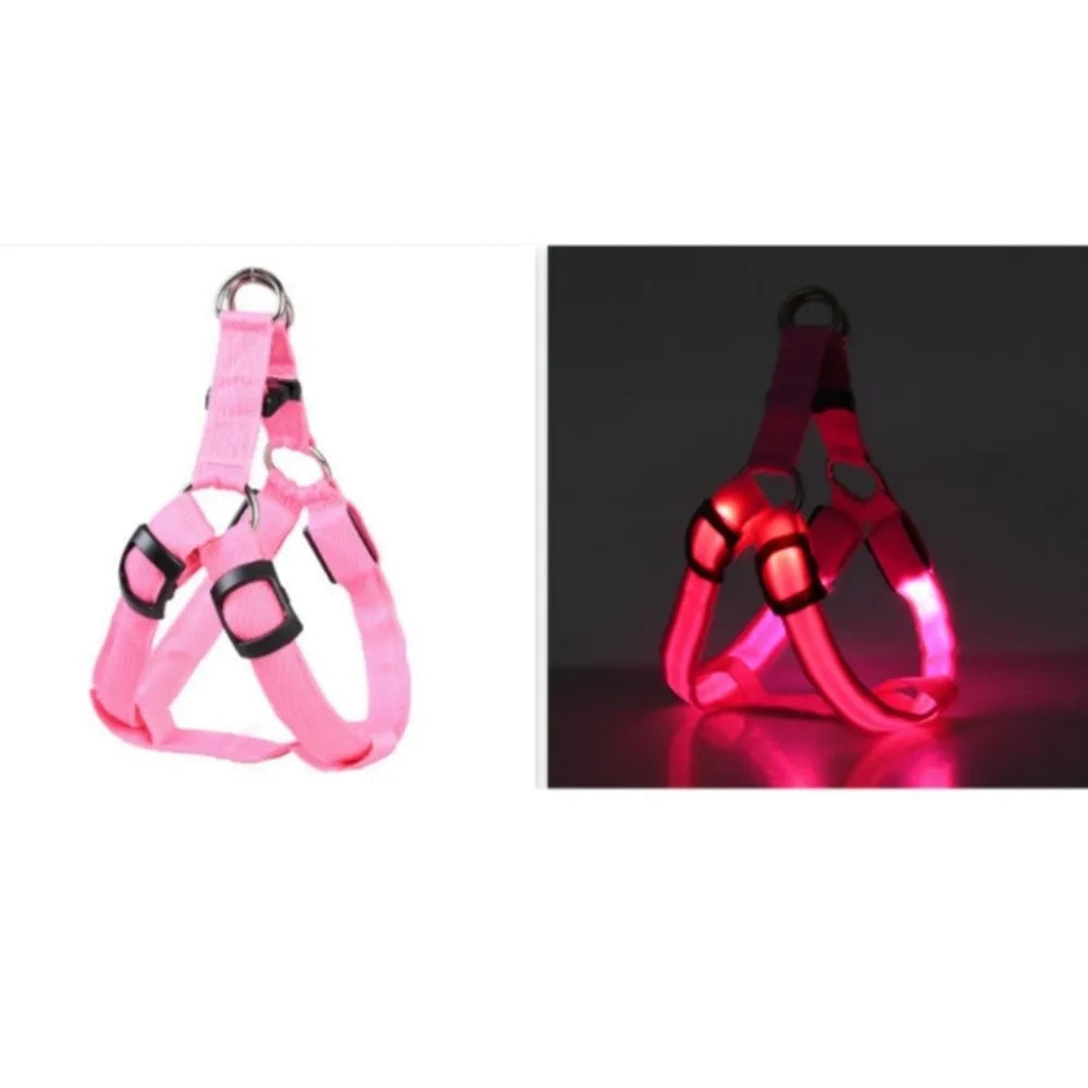 Arnés de perro LED rosa iluminado mostrado contra un fondo oscuro.