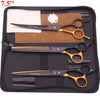 Set professioneller Edelstahl-Grooming-Schere und -Kämme in Schwarz und Gold auf einer dunklen Tasche.