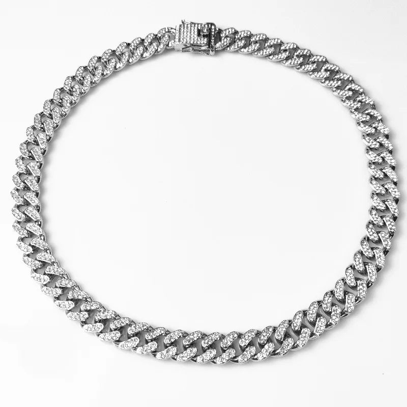 Collier de cristal cubain argenté pour chats, présenté en pièce circulaire.