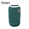 Pull pour chien vert foncé avec col côtelé et emblème brodé sur la poitrine.