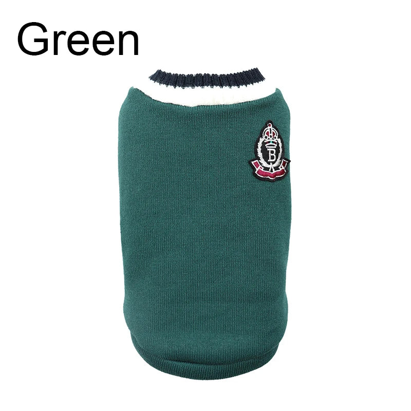 Pull pour chien vert foncé avec col côtelé et emblème brodé sur la poitrine.