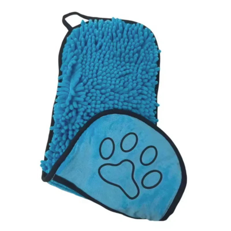 Une serviette de bain pour animaux bleue et duveteuse en forme de patte.