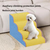 Perro blanco de pie en escaleras y rampas de espuma amarilla para protección de articulaciones