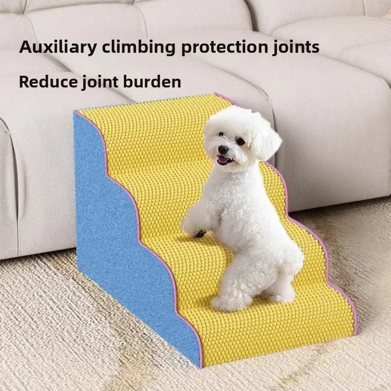 Perro blanco de pie en escaleras y rampas de espuma amarilla para protección de articulaciones