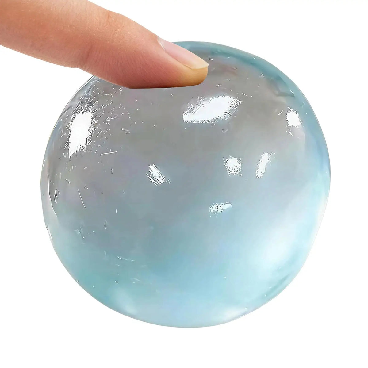 Eine Hand drückt einen glatten, durchsichtigen hellblauen Stressball.
