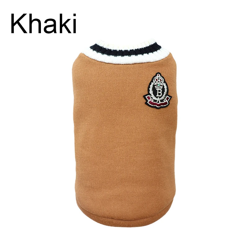 Pull pour chien brun avec bordure noire et logo brodé sur la poitrine.