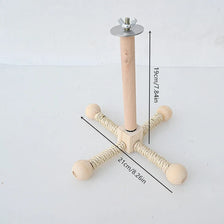 Holzvogelspielzeug mit rotierender Stand und dekorativen geflochtenen Armen