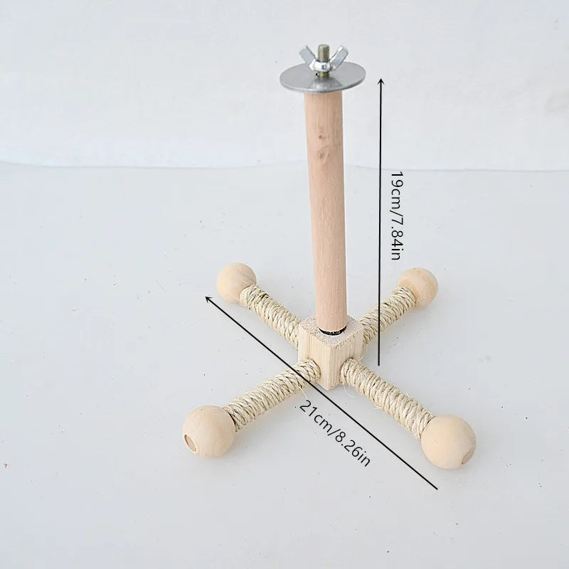Holzvogelspielzeug mit rotierender Stand und dekorativen geflochtenen Armen